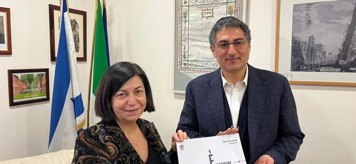 giornata della memoria la consegna della cartolina di sensibilizzazione alla comunità ebraica di roma