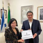 giornata della memoria la consegna della cartolina di sensibilizzazione alla comunità ebraica di roma