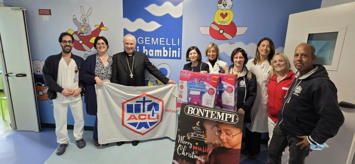 armonie di natale in movimento consegna doni ai piccoli pazienti del Gemelli