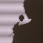 ombra-di-donna-che-tiene-una-rosa