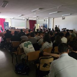 Studenti riempiono una sala per incontro su orientamento al lavoro