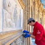 francesco alle prese con i lavori di restauro della esedra